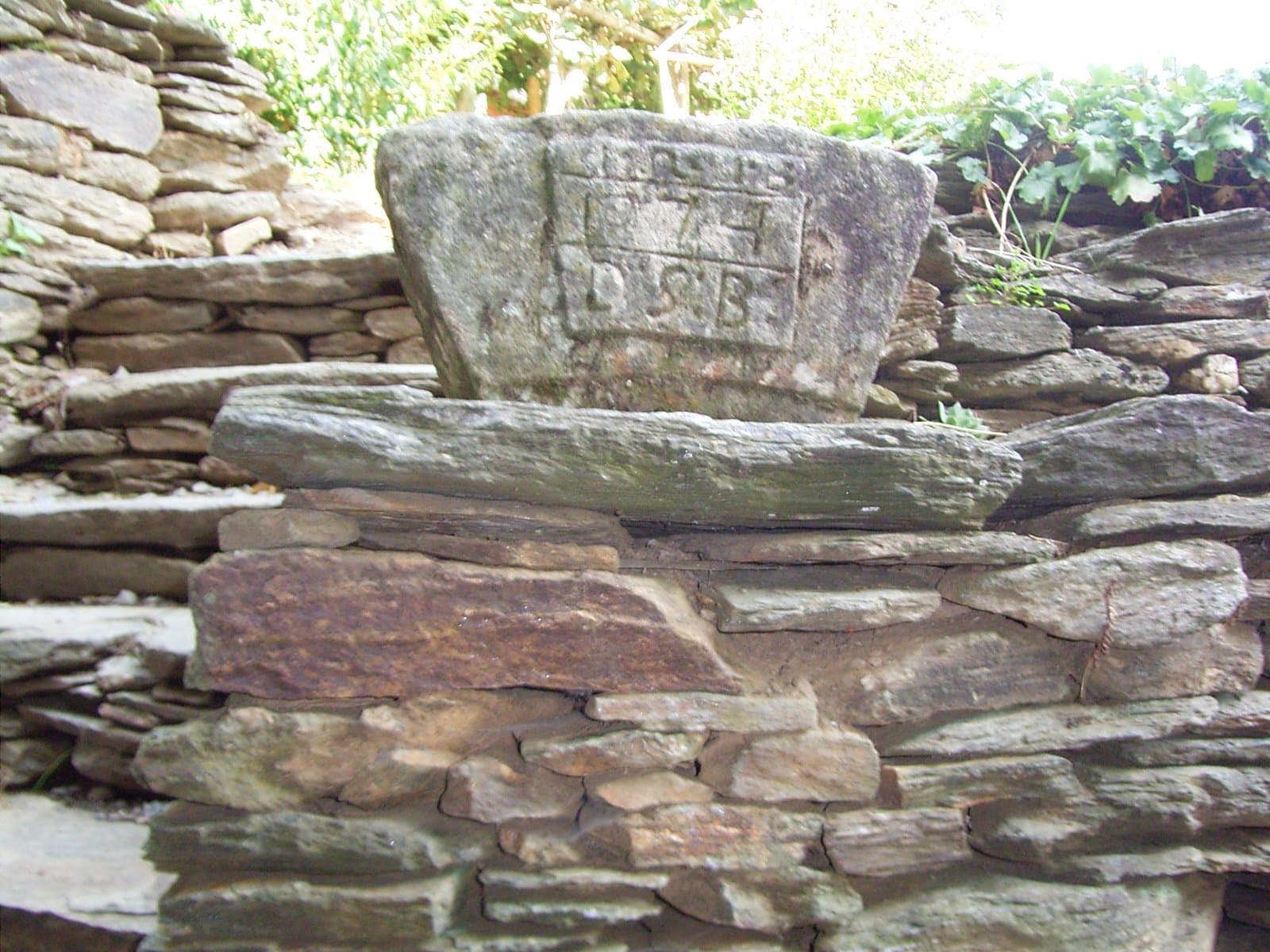 Karakteristieke leistenen muurtjes